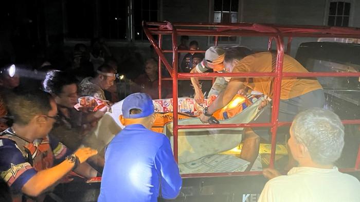 KORBAN TENGGELAM - Petugas Sat Polairud Polres Kutai Barat bersama warga mengevakuasi jasad Sinyang (17) yang ditemukan meninggal dunia setelah tenggelam di perairan Sungai Mahakam, Kampung Muara Benangaq, Jumat (14/8/2026) malam.