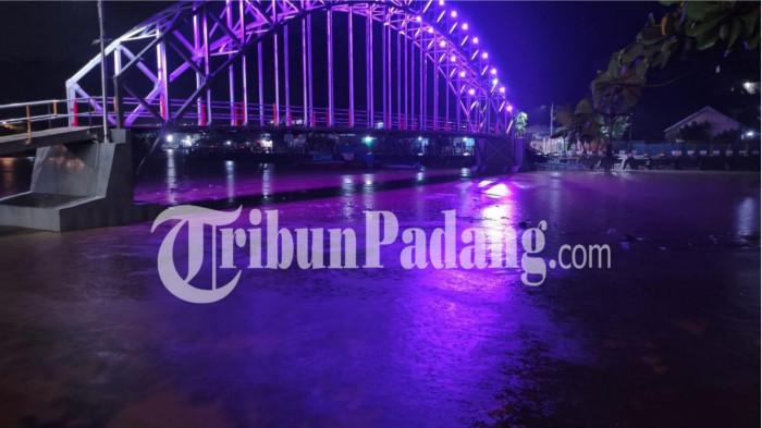 PELAJAR HANYUT- Lokasi seorang pelajar hanyut saat berenang di aliran sungai kawasan Seberang Palinggam, Kecamatan Padang Selatan, Kota Padang, Sumatera Barat, Jumat (14/8/2026).