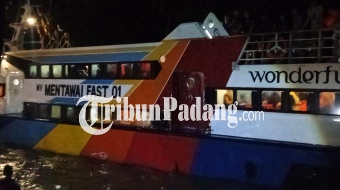 KANDAS- Kapal Mentawai Fast kandas saat hendak memasuki kawasan Muaro Padang, Kota Padang, Sumatera Barat, Jumat (14/8/2026) malam.