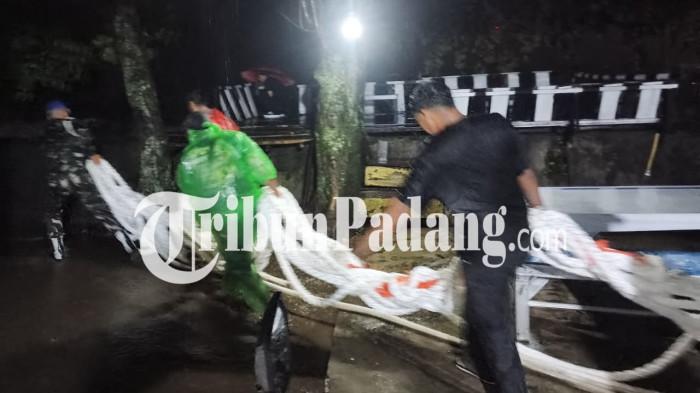 EVAKUASI PENUMPANG KAPAL- Petugas gabungan membawa tali tambat untuk mengevakuasi penumpang kapal Mentawai Fast yang kandas di Muaro Padang, Kota Padang, Jumat (14/8/2026) malam. Tim gabungan dari BPBD Padang, SAR Padang, Ditpolairud Polda Sumbar, Polri, pihak Mentawai Fast, serta masyarakat masih berupaya mengevakuasi para penumpang yang berada di dalam kapal.