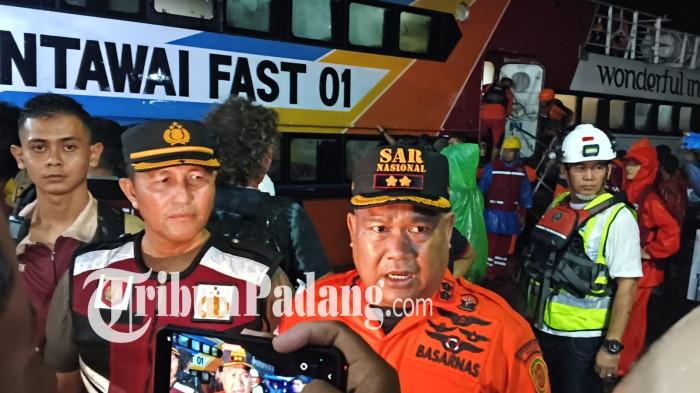 KAPAL KANDAS- Kepala Kantor SAR Padang, Abdul Malik, memberikan keterangan terkait evakuasi penumpang kapal Mentawai Fast yang kandas di pintu Muaro Padang, Kota Padang, Jumat (14/8/2026) malam.