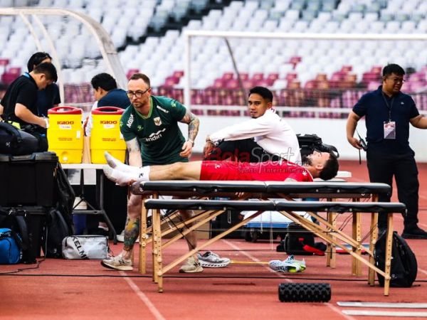Calvin Verdonk dan Marselino Ferdinan tampak terpisah saat latihan bersama Timnas Indonesia di Stadion Utama Gelora Bung Karno, Senayan, Jakarta, Kamis (4/6/2026).