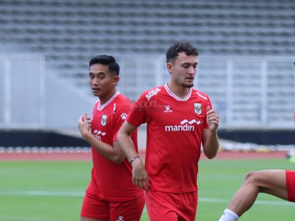 Ivar Jenner (kanan) dan Rizky Ridho (kiri) sedang berlatih bersama Timnas Indonesia di Stadion Madya, Senayan, Jakarta, Minggu (30/3/2026).