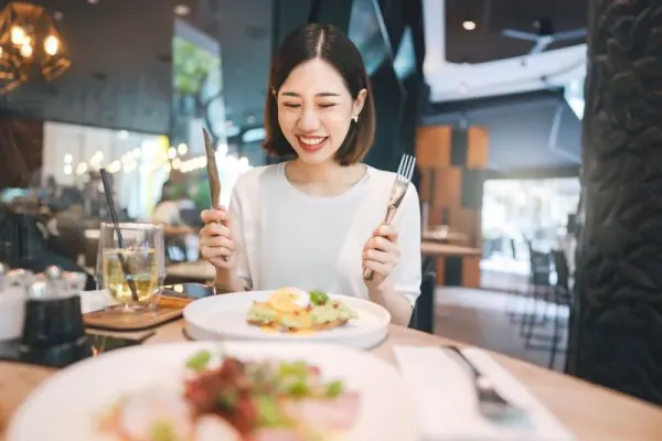 Ilustrasi Perempuan Makan