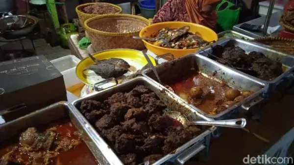 Warung Nasi Mak Eha Legendaris di Pasar Cihapit! Warung Mak Eha Tawarkan Gepuk dan Pepes Nikmat