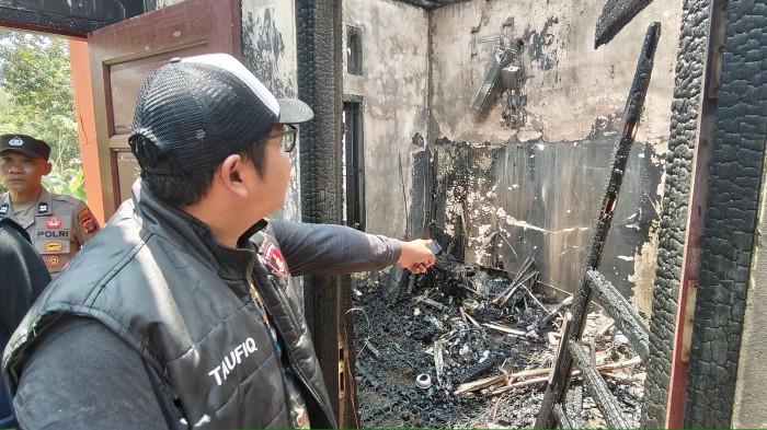 KEBAKARAN - Kondisi rumah kontrakan di Kampung Sekolaq Oday, Kecamatan Sekolaq Darat, Kutai Barat, yang terbakar pada Minggu (16/8/2026). Kebakaran menghanguskan bagian dalam bangunan, plafon hingga atap dan menyebabkan kerugian ditaksir mencapai Rp200 juta. (TRIBUNKALTIM.CO/FEBRIAWAN)
