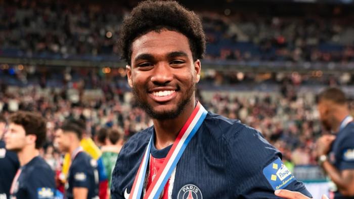 Senyum Ibrahim Mbaye usai memenangkan Coupe de France