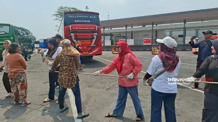 Kemeriahan lomba tarik bus memeriahkan perayaan HUT Ke-81 RI di Terminal Kalideres 1