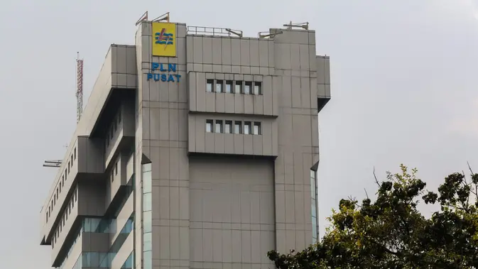 Gedung PLN. Dengan kondisi efisiensi dan optimalisasi capital expenditure (Capex), PLN mampu memitigasi faktor eksternal yang berdampak pada keuangan PLN. Dari sisi pengelolaan utang, PLN mampu menurunkan utang dari Rp 451 triliun pada tahun 2020 menjadi Rp 417 triliun pada Juni 2022. PLN memprediksi bisa mengurangi beban utang Rp 5 triliun per tahun. (Dok. PLN)