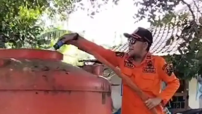 Petugas BPBD Banyuwangi melakukan  droping air bersih ke sejumlah desa yang tersebar di empat kecamatan.