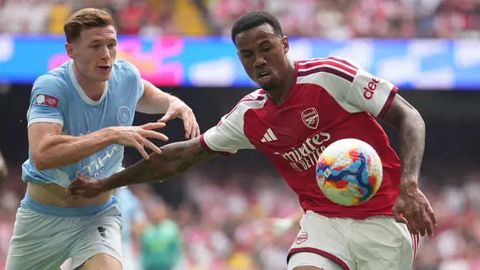 Pemain Manchester City Elliot Anderson (kiri) dan pemain Arsenal Gabriel berebut bola dalam laga final FA Community Shield antara Arsenal vs Manchester City di Cardiff, Wales, Minggu, 16 Agustus 2026. (AP Photo/Alastair Grant)