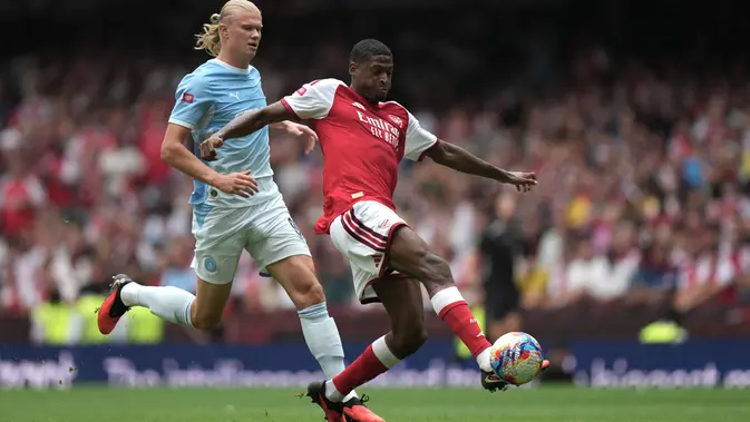 Pemain Manchester City Erling Haaland (kiri) dan pemain Arsenal Cristhian Mosquera berebut bola dalam laga final FA Community Shield antara Arsenal vs Manchester City di Cardiff, Wales, Minggu, 16 Agustus 2026. (AP Photo/Alastair Grant)