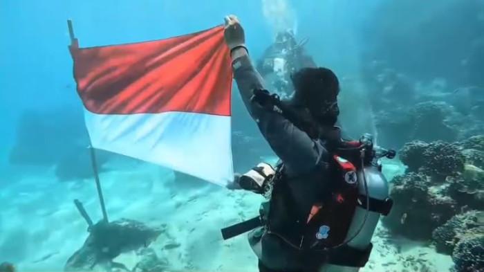 Bendera merah putih berkibar di dasar laut Nusa Lembongan, hingga puncak tebing Pantai Kelingking, Minggu 16 Agustus 2026. Merah Putih Berkibar dari Dasar Laut Lembongan hingga Tebing Pantai Kelingking Bali