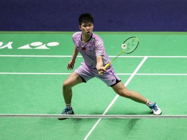 Tahun lalu sudah dekat dengan raihan medali Kejuaraan Dunia setelah kalah rubber game dari Shi Yu Qi di perempat final, Weng Hong Yang kini kalah dini.