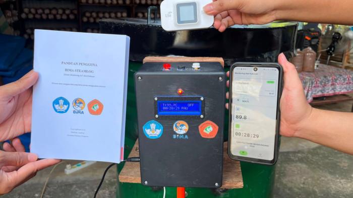 STEAMLOG- Perangkat Steamlog yang dikembangkan tim pengabdian PNP untuk membantu proses sterilisasi baglog. Bagi petani jamur tiram di Limau Manis, Padang, proses sterilisasi baglog merupakan persoalan yang selalu dihadapi tahap awal produksi