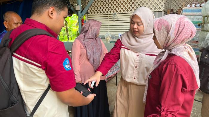 PENGGUNAAN- Proses penggunaan Steamlog dalam kegiatan sterilisasi baglog bersama petani jamur Limau Manis, Padang. PNP memperkenalkan Steamlog sebagai upaya sterilisasi baglog yang dilengkap system IoT dan aplikasi Android.