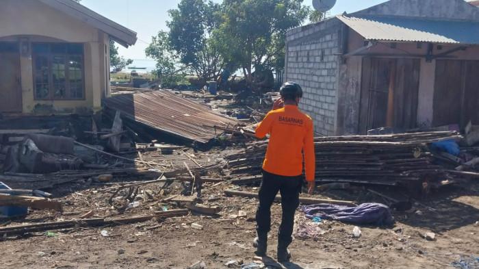KORBAN  GEMPA NTT- Hasil pendataan dan verifikasi sementara hingga pukul 08.30 WITA, sebanyak 112 orang tercatat terdampak gempa tersebar di enam kabupaten di Pulau Flores, 48 orang dilaporkan meninggal dunia, sedangkan 64 orang lainnya mengalami luka berat maupun luka ringan.