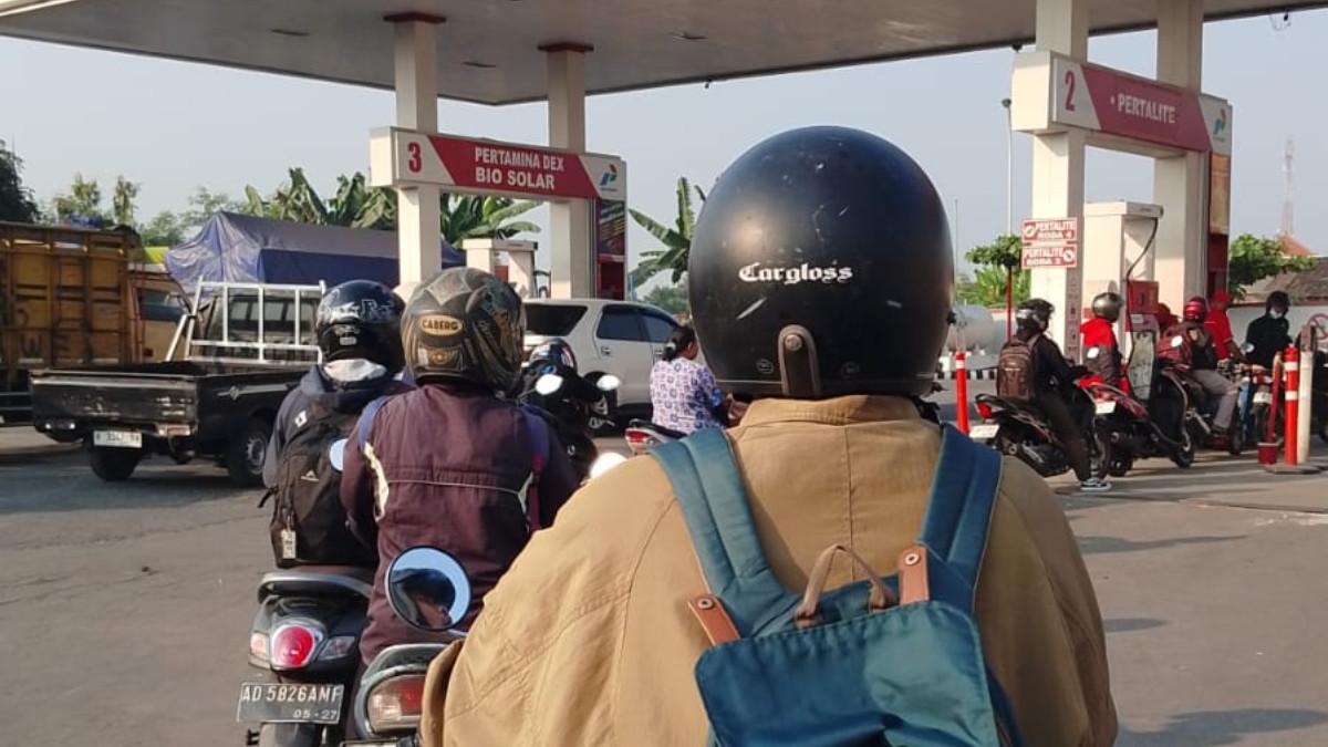 Potret antrean kendaraan pada jalur pertalite di SPBU Kebakkramat, Karanganyar Senin (13/7/2026).