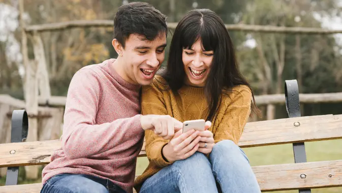 Ilustrasi bermain tebak-tebakan bersama pasangan, pacar, tertawa, lucu. (Photo Copyright by Freepik)