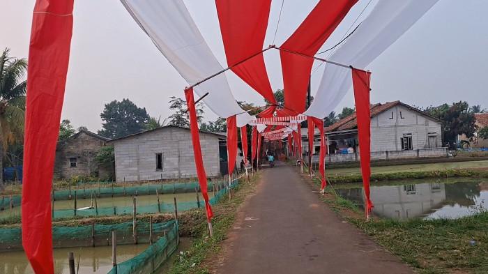 PERAYAAN HUT RI - Bentangan kain merah putih sepanjang 1.250 meter di Kampung Perigi Cibogo, Kecamatan Ciseeng, Kabupaten Bogor, Selasa (18/8/2026).