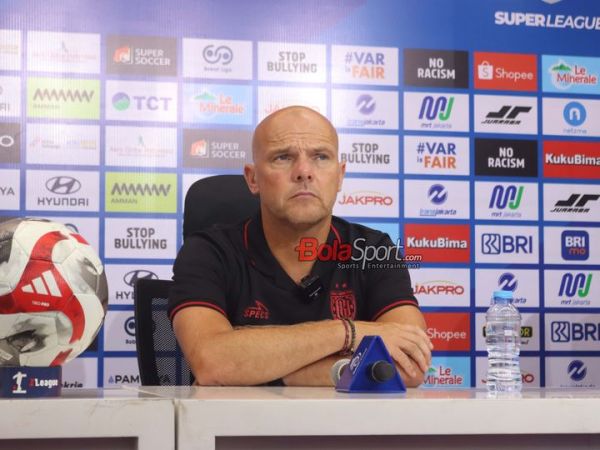 Pelatih Bali United, Johnny Jansen, sedang memberikan keterangan kepada awak media di Jakarta International Stadium (JIS), Jakarta Utara, Minggu (14/9/2025).