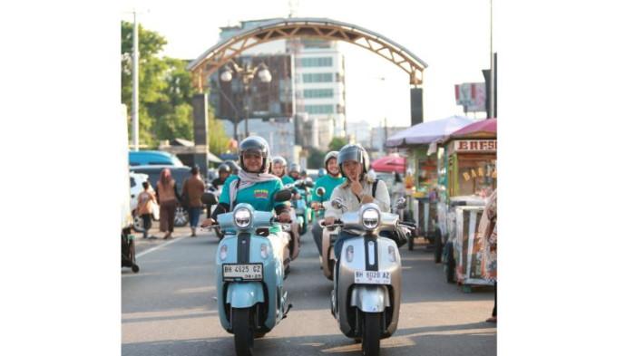 Yamaha Fazzio Hybrid hadir sebagai pilihan skutik yang memadukan desain modern, teknologi, serta karakter yang stylish untuk mendukung aktivitas sehari-hari.