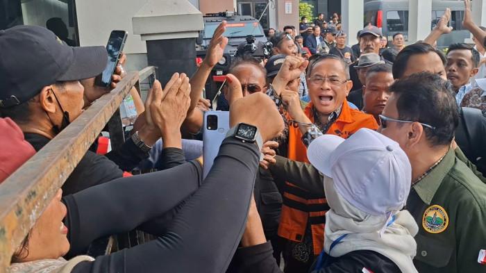 SAPA LOYALIS - Bupati Nonaktif Sudewo menyapa para loyalis yang menunggunya di Tipikor Semarang.