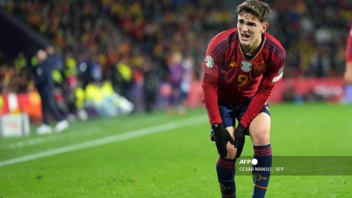 Gelandang Spanyol, Gavi mendapat cedera lutut saat laga Kualifikasi Euro 2024 melawan Georgia di stadion Jose Zorrilla pada 19 November 2023.