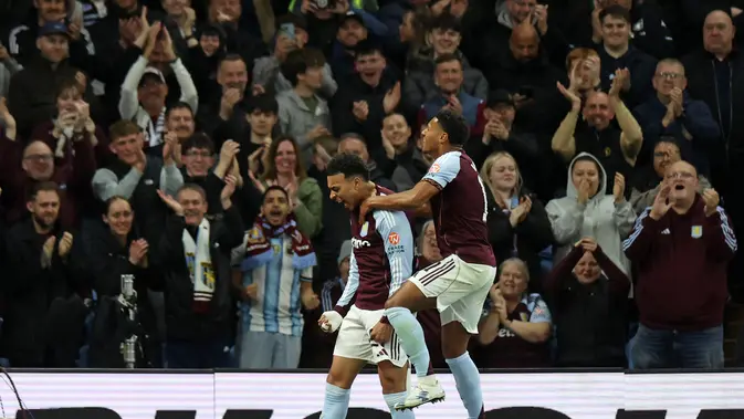 Gelandang Aston Villa, Morgan Rogers (kiri), merayakan gol ketiga timnya bersama Ollie Watkins dalam pertandingan leg kedua perempat final Europa League antara Aston Villa dan Bologna FC 1909 di Villa Park, Birmingham, Inggris tengah, pada 16 April 2026. (Darren Staples / AFP)