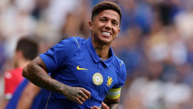 Enzo Fernandez Gelandang Chelsea asal Argentina bernomor punggung 8, Enzo Fernandez, bereaksi setelah gagal mencetak gol dalam pertandingan persahabatan pramusim antara Chelsea dan Real Sociedad di Stamford Bridge, London, pada 15 Agustus 2026. (Adrian DENNIS/AFP)