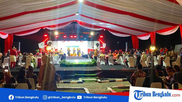SIMPEDA - Tari Persembahan pada Gala Dinner dalam Pelaksanaan Undian Nasional Tabungan Simpeda Periode ke-1 Tahun XXXVII-2026 di Benteng Marlborough, Kota Bengkulu, pada Kamis (20/8/2026). Gala Dinner Undian Simpeda 2026 di Bengkulu berlangsung meriah, menampilkan budaya, kuliner, dan wisata khas Bengkulu.