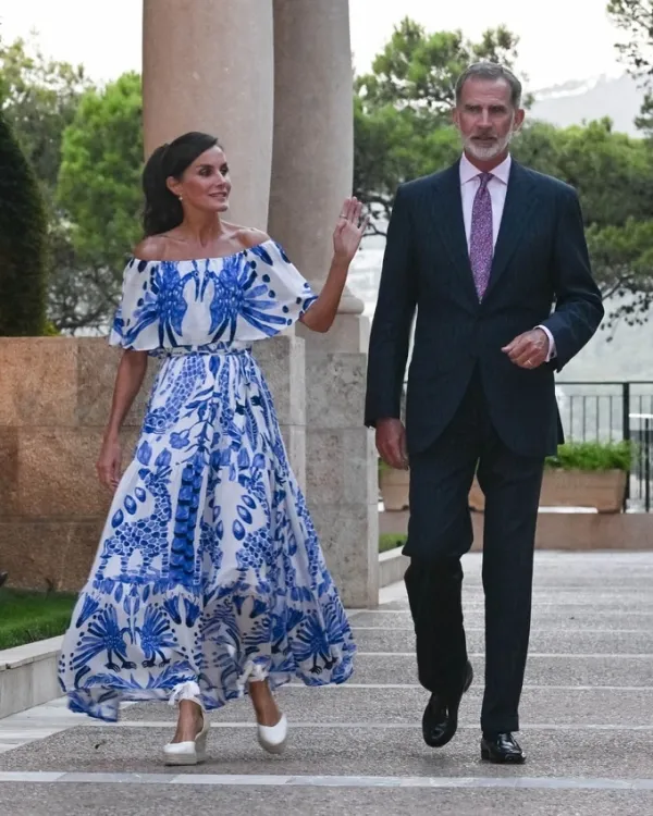 Queen Letiza wore a blue and white patterned dress in August 2023. Photo: Instagram