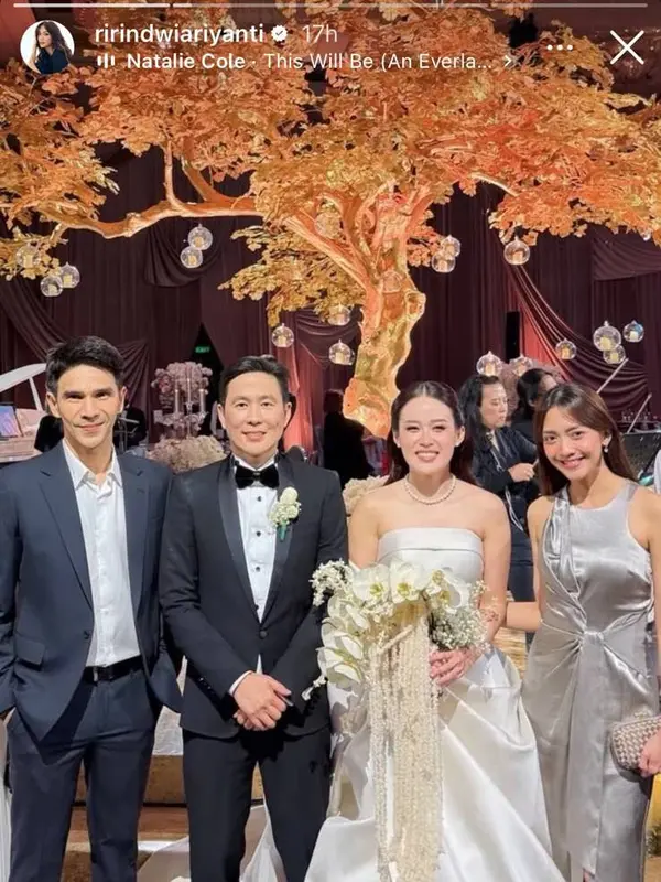 Ririn Dwi Ariyanti dan Jonathan Frizzy (credit: instagram.com/ririndwiaryanti) Ririn Dwi Ariyanti dan Jonathan Frizzy saat kondangan (credit: instagram.com/ririndwiaryanti)