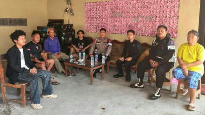 MEDIASI - Momen mediasi antara anggota Brimob Polda Sulut dan penjaga warung. Keduanya viral setelah oknum tersebut melakukan penganiayaan kepada korban di sebuah watung yang berada di wilayah Kecamatan Wanea, Manado, Sulut. Permasalahan antara kedua pihak sudah berakhir damai setelah mediasi dilakukan.