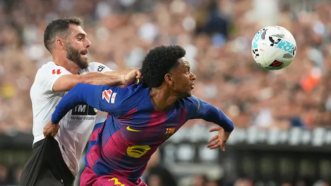 valencia vs barcelona liga spanyol Luis Rioja dan Alejandro Balde berebut bola dalam laga Liga Spanyol antara Valencia vs Barcelona di Mestalla, 24 Mei 2026. (AP Photo/Alberto Saiz)
