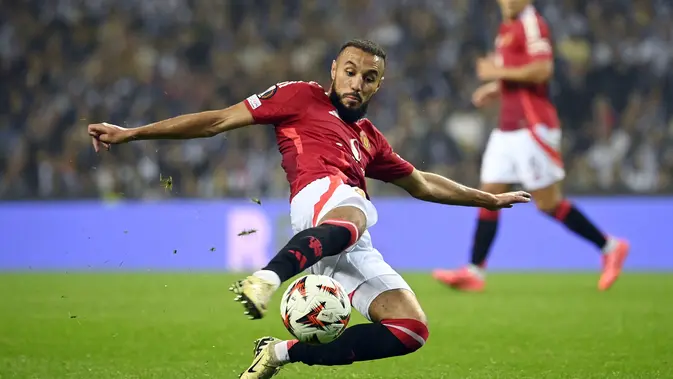 Porto vs Manchester United Bek Manchester United asal Maroko Noussair Mazraoui menendang bola selama pertandingan putaran pertama Liga Eropa UEFA hari ke-2 antara FC Porto dan Manchester United di stadion Dragao di Porto pada tanggal 3 Oktober 2024.MIGUEL RIOPA / AFP