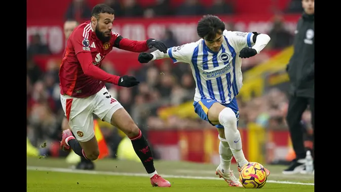Foto: Aksi Gemilang Kaoru Mitoma saat Bawa Brighton Permalukan MU di Liga Inggris Pemain Brighton, Kaoru Mitoma (kanan) menggiring bola dibayangi pemain Manchester United, Noussair Mazraoui pada laga lanjutan Liga Inggris 2024/2025 yang berlangsung di Old Trafford, Manchester, Inggris, Minggu (19/01/2025). (AP Photo/Dave Thompson)