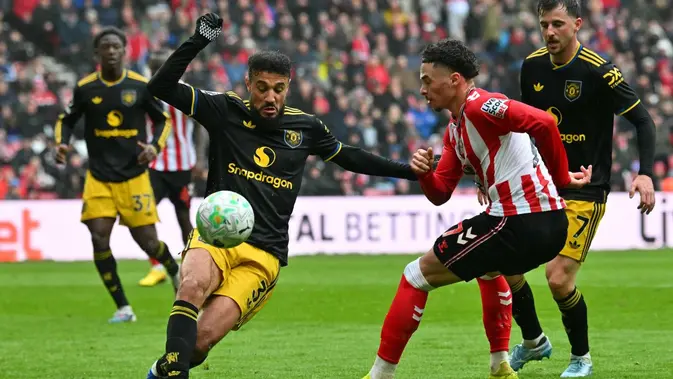 Sunderland vs Manchester United, Premier League Bek Manchester United, Noussair Mazraoui, menghalau bola tembakan dari gelandang Sunderland, Chemsdine Talbi, dalam laga pekan 36 Premier League 2025/2026 di Stadium of Light, Sabtu (9/5/2026). (ANDY BUCHANAN / AFP)