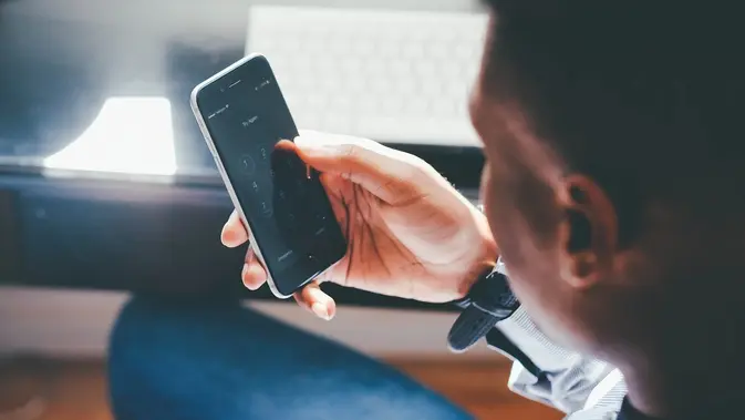 Digital Detox Efektif untuk Menjaga Kesehatan Otak dan Meningkatkan Produktivitas Ilustrasi sedang scrolling media sosial. © (Foundry/https://pixabay.com/)