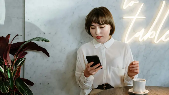 memegang hp social media ilustrasi perempuan media sosial/Photo by cottonbro studio/Pexels