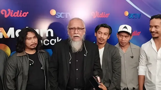 Iwan Fals Puji Kualitas Vokal Felicia The Icon di Panggung HUT SCTV 36 Xtraordinary Iwan Fals Puji dan Felicia The Icon di HUT SCTV 36 Xtraordinary. (M Altaf Jauhar/ Liputan6.com)