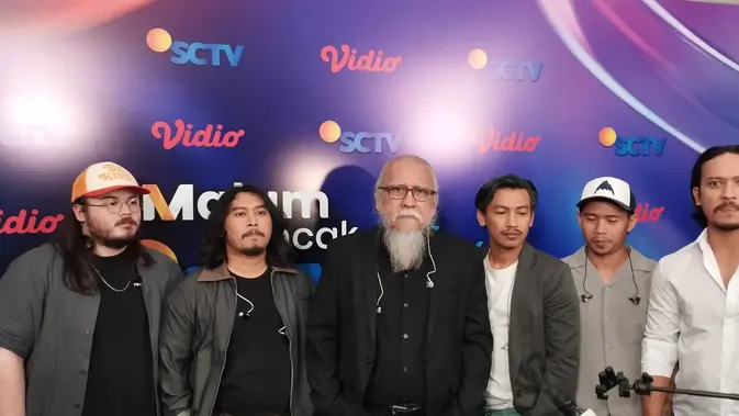 Iwan Fals Puji Kualitas Vokal Felicia The Icon di Panggung HUT SCTV 36 Xtraordinary Iwan Fals Puji dan Felicia The Icon di HUT SCTV 36 Xtraordinary. (M Altaf Jauhar/ Liputan6.com)