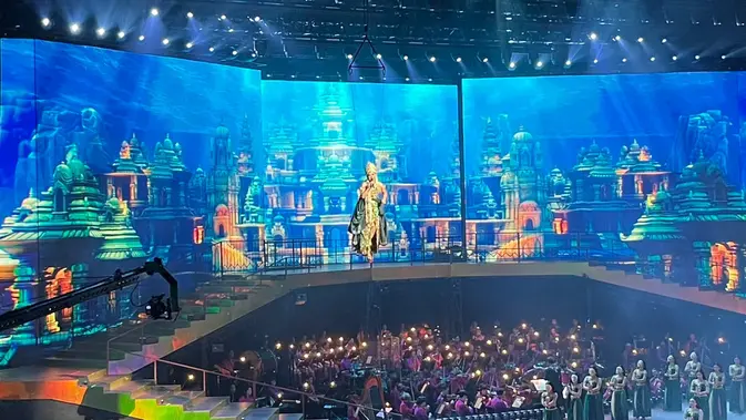 Yura Yunita dalam Pagelaran Sabang Merauke 2026 di kawasan Senayan, Jakarta pada (21/8/2026). (Liputan6.com/Afradhiya N. R)