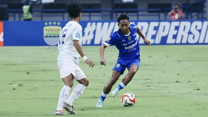 Aksi gelandang Persib Bandung, Beckham Putra mencoba melewati bek kanan PSIM Yogyakarta, Raka Cahyana dalam laga lanjutan pekan ke-31 BRI Super League 2025/2026 yang berlangsung di Stadion Gelora Bandung Lautan Api (GBLA), Senin (4/5/2026). (Dok. Persib)