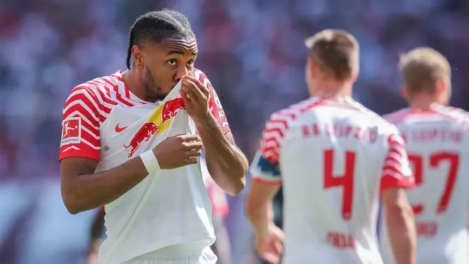 Selebrasi striker RB Leipzig, Christopher Nkunku setelah mencetak gol ke gawang Schalke pada laga Liga Jerman 2022/2023 di Leipzig (27/3/2023). Christopher Nkunku (Prancis) yang pada awal musim 2023/2024 hijrah ke Chelsea dari RB Leipzig ini tercatat pernah menjadi top skor Liga Jerman saat membela RB Leipzig yang dibelanya selama 4 musim. Pada musim 2022/2023 ia menjadi top skor Liga Jerman dengan koleksi 16 gol bareng Niclas Fullkrug (Werder Bremen). (AFP/Ronny Hartmann)