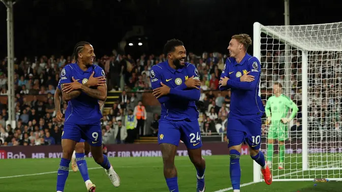 Chelsea Vs Fulham Gelandang Inggris Chelsea nomor 10, Cole Palmer (kanan), merayakan gol ketiga Chelsea bersama penyerang asal Brasil nomor 9, Joao Pedro (kiri), dan bek Inggris nomor 24, Reece James (tengah), dalam pertandingan Liga Inggris antara Fulham dan Chelsea di Craven Cottage, London, Senin (24/8/2026). (AFP/Adrian Dennis)