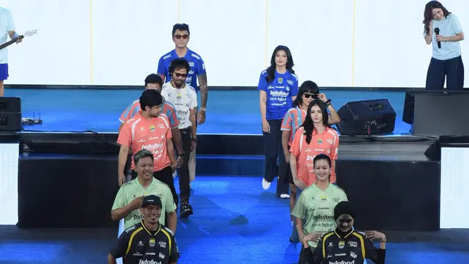 Jersey Persib Aksi para model saat memperkenalkan Jersey Persib musim 2026/2027 di Bandung Arema, Selasa (25/8/2026). (Bola.com/Erwin Snaz)