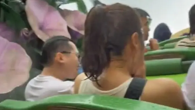 Roller Coaster Pengunjung terjebak di roller coaster Genting Skyworlds Theme Park, Malaysia, selama hujan deras. (dok. tangkapan layar TikTok @thesandaily/https://www.tiktok.com/@thesandaily/video/7275250088585235719)