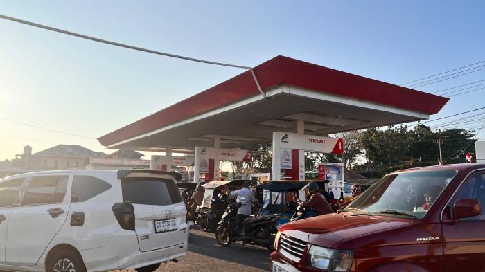 ANTREAN BBM - Kondisi antrean BBM di SPBU Jalan John Ario Katili, Kota Gorontalo, Provinsi Gorontalo, Senin (24/8/2026). (Sumber Foto: TribuGorontalo.com/Jefri Potabuga)
