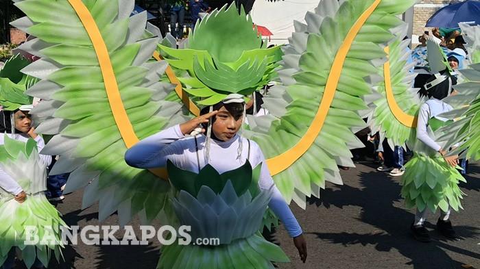 KARNAVAL-'Para peserta pawai karnaval di Kota Pangkalpinang, menampilkan berbagai macam kreasi dan penampilan di hari kedua pelaksanaan pawai peringatan HUT ke-81 RI, pada Kamis (27/8/2026).